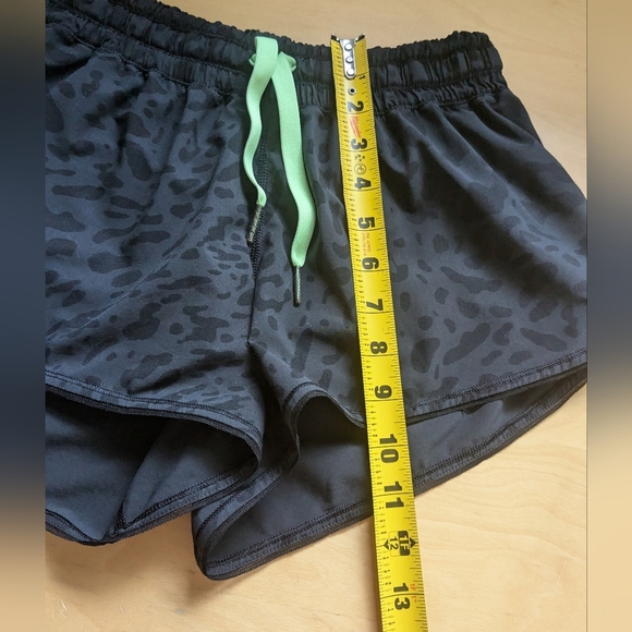 Lululemon Seek The Heat Short Color Animal Swirl Deep Coal Black Size 6 W7C89S - Picture 13 of 13